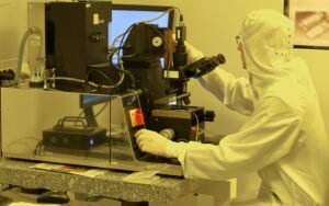 Read more about the article 半導體無塵室的無縫搬運：AMR 與立體倉儲整合的自動化應用情境