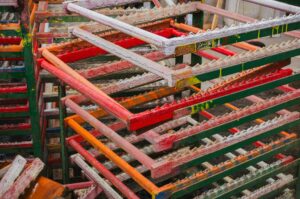 Read more about the article 重力式貨架系統（Gravity Flow Rack）的先進先出管理設計