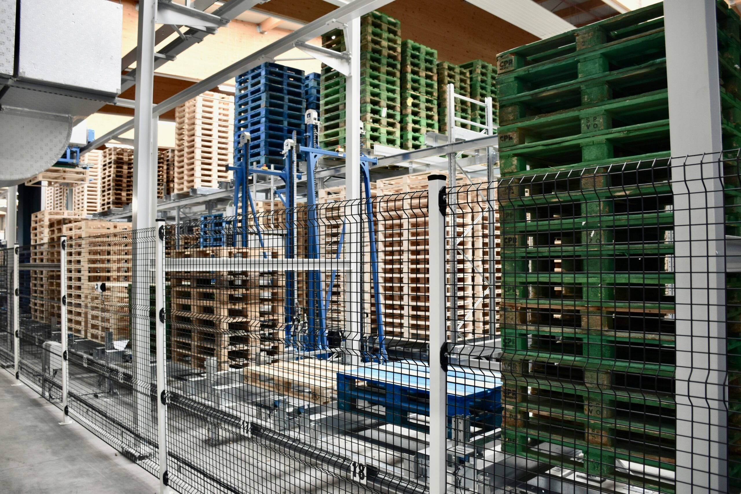 Read more about the article 鋼鐵與重工業專用：【重型自動化料架】的荷重安全與特殊夾具應用