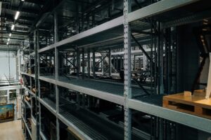 Read more about the article 推入式與重力式貨架系統在自動化倉儲中的最佳配置策略